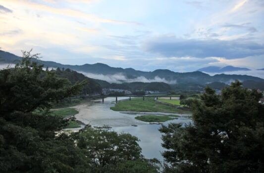 夏の夕暮れの肱川　愛媛の風景