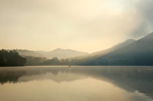 早朝の榛名湖　群馬の風景