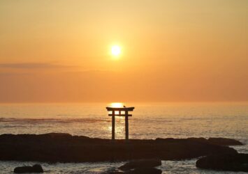神磯の鳥居と朝日　茨城の風景