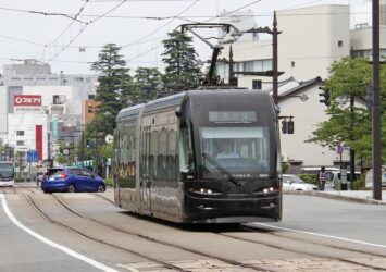 富山市内をゆく路面電車「セントラム」　富山の風景