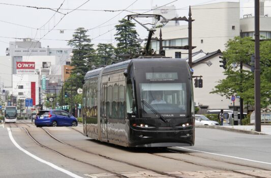 富山市内を走る路面電車「セントラム」　富山の風景