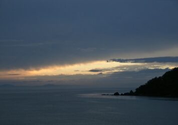 早朝の長目半島から見る臼杵湾　夏の大分の風景
