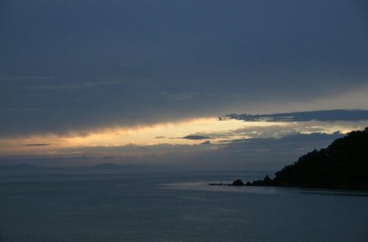 早朝の長目半島から見る臼杵湾　夏の大分の風景