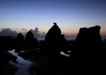 夏の夜明けの橋杭岩　和歌山の風景