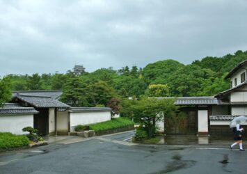 島根・松江の城下町　夏の雨の松江の武家屋敷と松江城　島根の風景