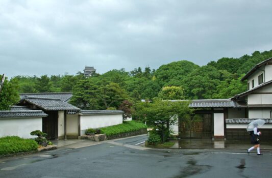 島根　松江の城下町　夏の雨の松江の武家屋敷と松江城　島根の風景