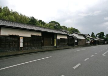 雨の日の塩見縄手　松江の武家屋敷　島根の風景