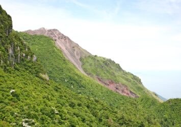 仁田峠から見る平成新山　夏の長崎の風景