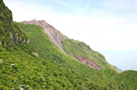 仁田峠から見る平成新山　夏の長崎の風景