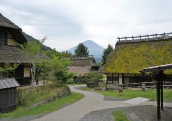 夏の富士山と古民家　根場　山梨の風景