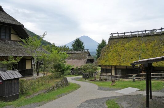 夏の富士山と古民家　西湖いやしの里 根場　山梨の風景