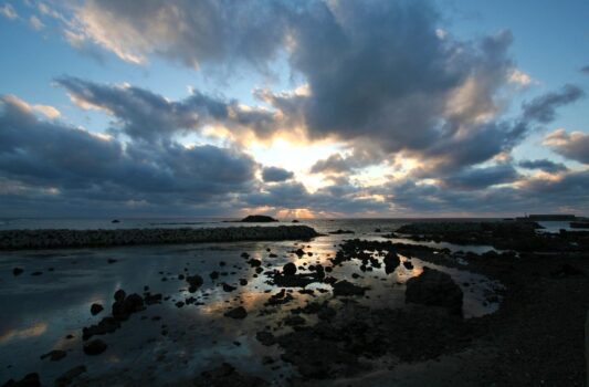 冬の佐渡の夕暮れ　冬の新潟の風景