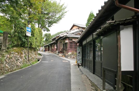 真夏の嵯峨鳥居本　京都の夏の風景　京都の伝統的な町並み