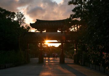 夕暮れの守礼門　首里城　夏の沖縄の風景