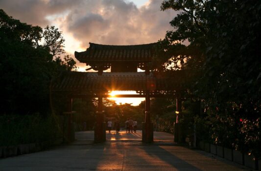 夕暮れの守礼門　首里城　夏の沖縄の風景