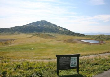 秋の阿蘇山　草千里と烏帽子岳　秋の熊本の風景