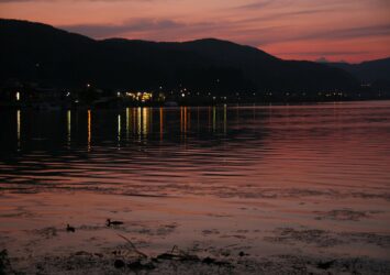 夏の夕方の諏訪湖　長野の風景