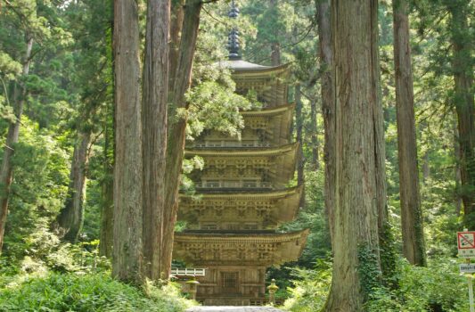 羽黒山五重塔　夏の山形の風景