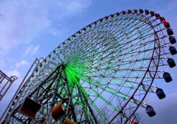 夕暮れの天保山大観覧車　大阪の風景