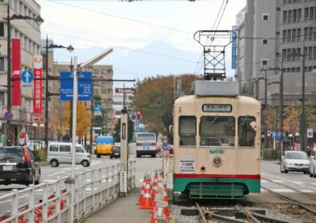 秋の富山　路面電車と富山市の風景　富山の風景