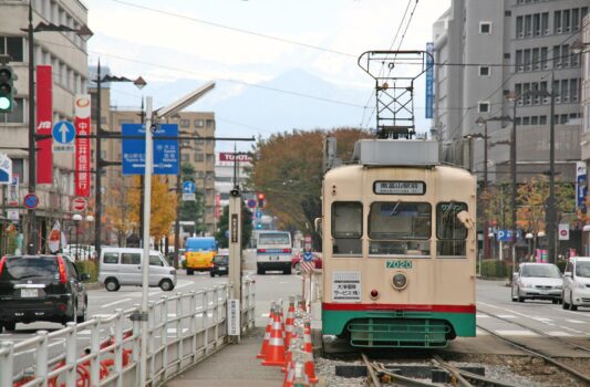 秋の富山　路面電車と富山市の風景　富山の風景