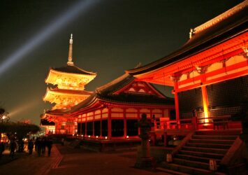 秋の夜の清水寺　秋の京都の風景