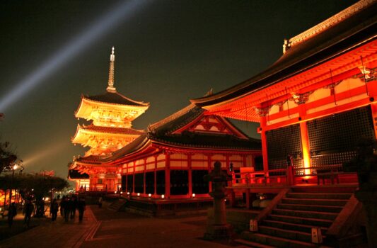 秋の夜の清水寺　秋の京都の風景