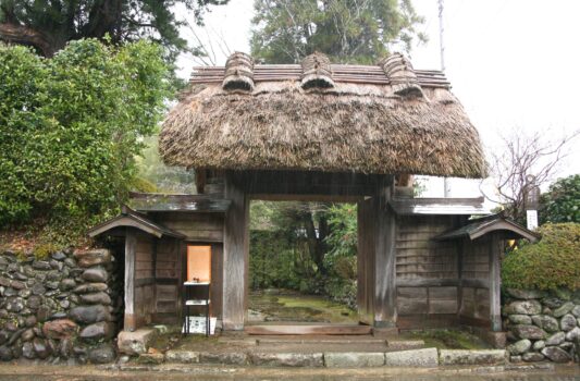 入来麓武家屋敷群の茅葺門　鹿児島の風景