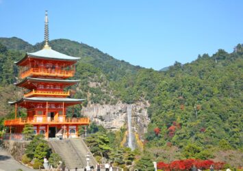 世界遺産「紀伊山地の霊場と参詣道」「那智の滝」と三重塔　熊野古道　和歌山の風景