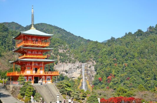 那智の滝と三重塔　熊野　和歌山の風景