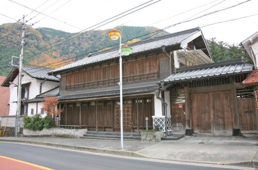 伝統的な家屋のある風景　古民家のある風景　奥多摩の風景　東京の風景