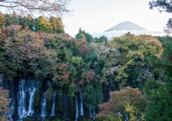 富士山と白糸の滝と紅葉　静岡の風景