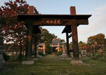 秋の夕暮れの正宗寺　秋の勝沼　山梨の風景