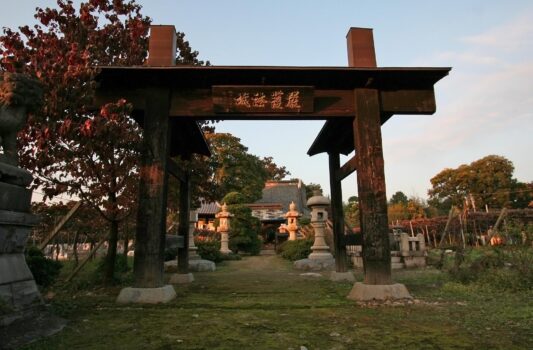 秋の夕暮れの正宗寺　秋の勝沼　山梨の風景