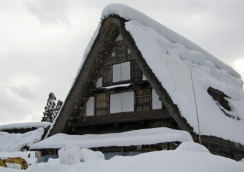 雪の中の合掌造りの家　冬の五箇山　富山の風景