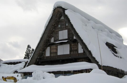 雪の中の合掌造りの家　富山の風景