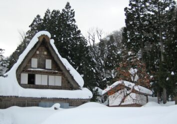 冬の五箇山　雪の中の合掌造りの家　富山の風景