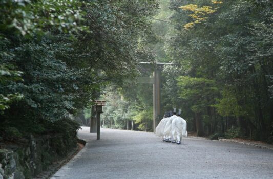 早朝の伊勢神宮　境内の風景　三重の風景