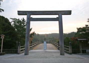 早朝の伊勢神宮　宇治橋鳥居と宇治橋　三重の風景