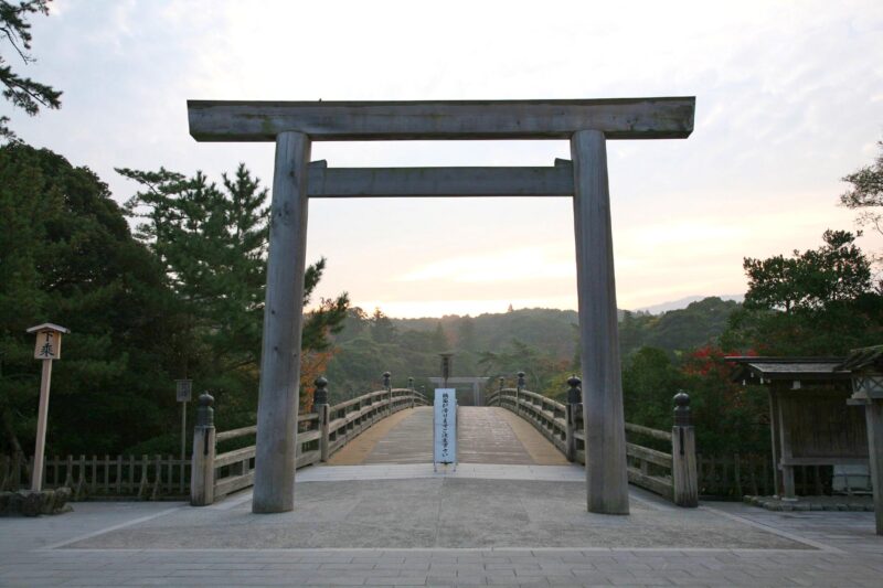 早朝の伊勢神宮 宇治橋鳥居と宇治橋 三重の風景 | JAPAN WEB MAGAZINE 「日本の風景」 JAPAN SCENE