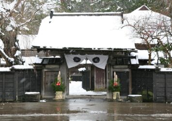 雪の角館　武家屋敷の門と門松　秋田の正月の風景