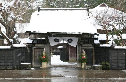 雪の角館　武家屋敷の門と門松　秋田の正月の風景