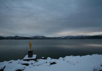 冬の夕暮れの田沢湖　冬の秋田の風景