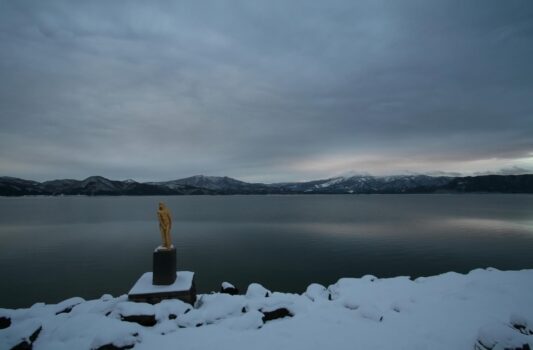 冬の夕暮れの田沢湖　冬の秋田の風景