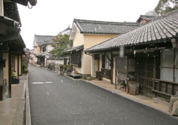 小雪の舞う冬の内子町の町並み　愛媛の風景