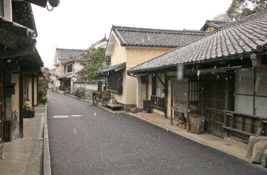 小雪の舞う冬の内子町の町並み　愛媛の伝統的な古い町並み　愛媛の風景