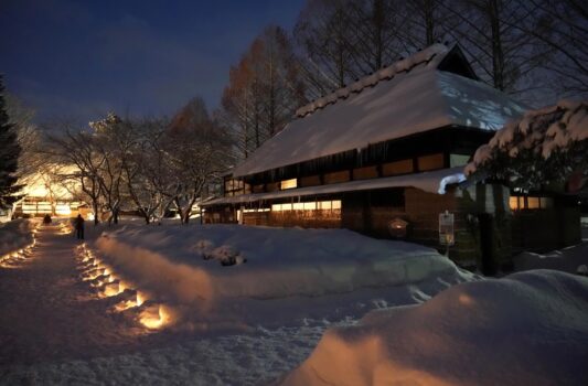 雪の横手の夜　古民家のある風景　秋田の風景