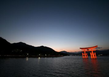 冬の夕暮れの厳島神社の鳥居　宮島　広島の風景