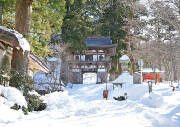 雪の中の大山寺　参道　冬の鳥取の風景