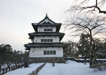 雪の中の弘前城　冬の青森の風景